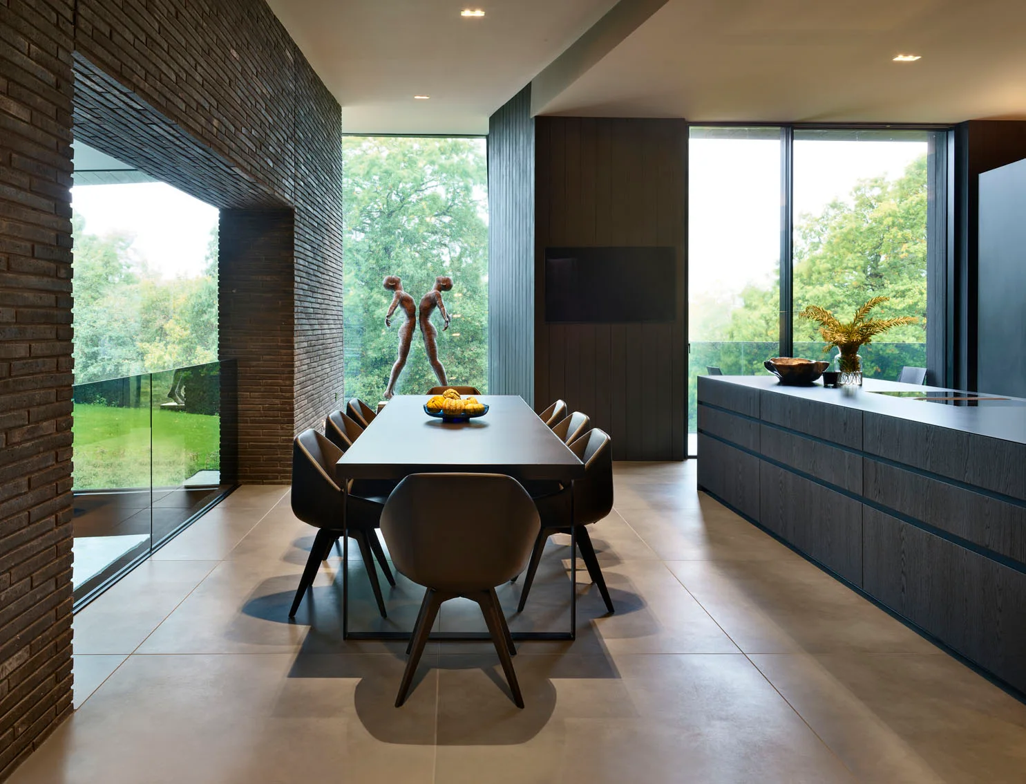 Country House — Open Plan with Garden Sculpture